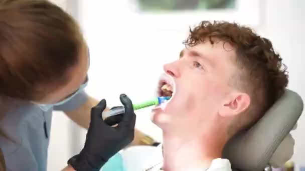 Installing Brace System Orthodontist Applies Gel Teeth Visit Dentist — Vídeo de Stock