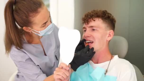 Orthodontist Doctor Shows How Clean Braces System Training Hygiene Metal — Video Stock