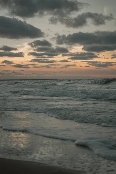 Büyük Deniz Dalgaları Kızıl Günbatımında Kıyıya Doğru Akın Ediyor — Stok fotoğraf
