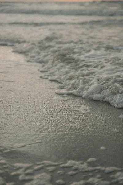 Θυελλώδης Κύμα Της Θάλασσας Πλένει Την Αμμώδη Παραλία Closeup Αφρώδες — Φωτογραφία Αρχείου