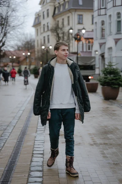 Une Veste Noire Sur Les Épaules Jeune Homme Marche Vers — Photo