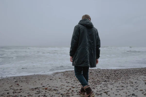 Black Jacket Stands His Back Goes Sea Walks Shore Alone — Stock Fotó