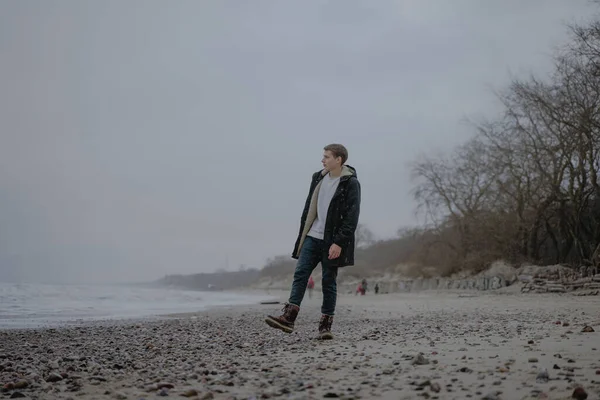 Young Guy Enjoys Fresh Sea Air Walks Sandy Shore Warm — Stock Fotó