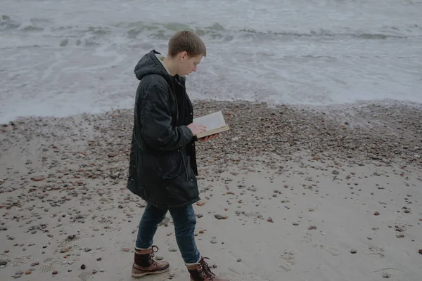 Young Boy Cool Day Walks Cold Seashore Winter Clothes Reads — Stock Fotó