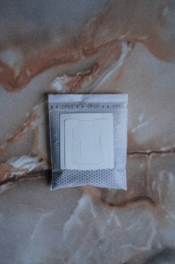 Kahve hunisi, üst manzara, filtre poşeti, paket.