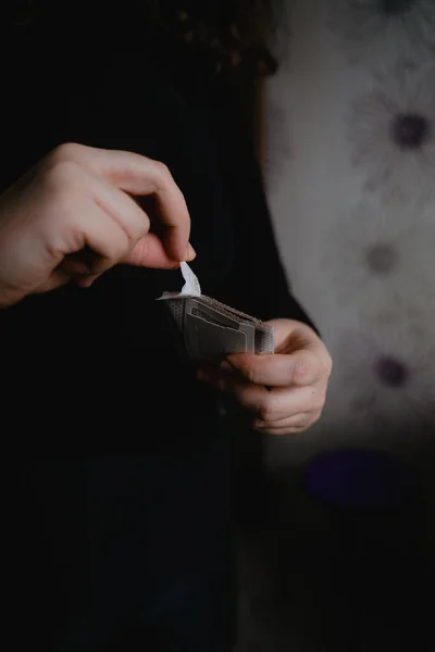 Çanta filtresini açar, alternatif kahve demler, huni hazırlar.