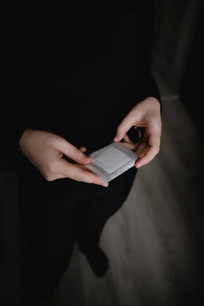 Elinde bir filtre poşet tutuyor, içinde kafein, alternatif bir kahve karışımı, huni...