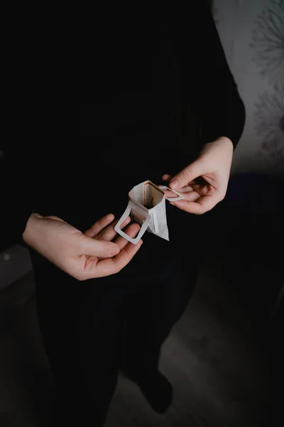 Kafeinli bir filtre poşet, alternatif bir içki demleme, paket kahve.