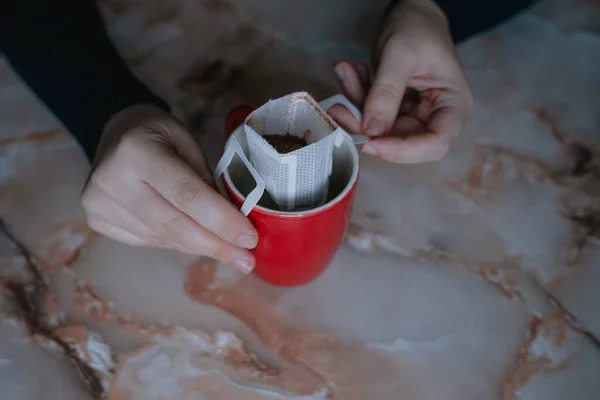 Evdeki kahve filtreden geçer, alternatif kahve demlenir.