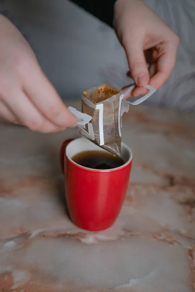 Kahve ile filtre poşetini çıkarır, alternatif kahve demlenir.