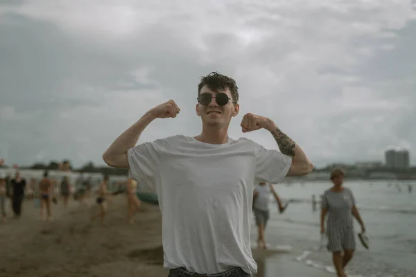 Sıska Genç Adam Sahilde Güneş Gözlükleriyle Güç Gösteriyor