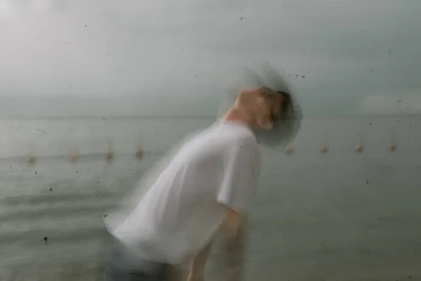 Adam evrene af ve deniz meditasyonu için yalvararak bakıyor.