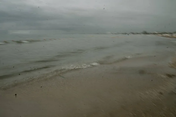 Uzun pozlama dalgaları, bulutlu havada Karadeniz kıyıları, soyutlama, uzun pozlama