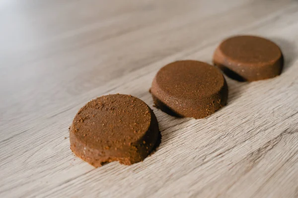 Ezilmiş kahve tabletleri masanın üzerinde, geri dönüştürülmüş kafein spa tedavisinde kullanılır.