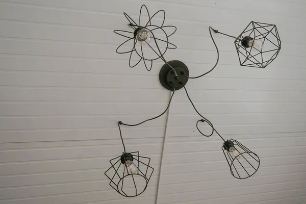 Tavanda asılı tavan arası avizesi, aydınlatma ekipmanı tasarımı.