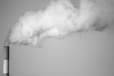 Siyah beyaz görüntü. Termal enerji santrali: bacalardan duman çıkıyor. Hava kirliliği. kötü ortam.