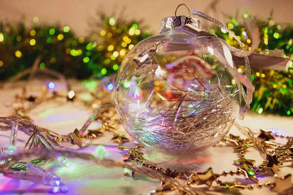 Neujahr Weihnachten Hintergrund Glaskugel Auf Einem Hintergrund Aus Girlanden Und — Stockfoto