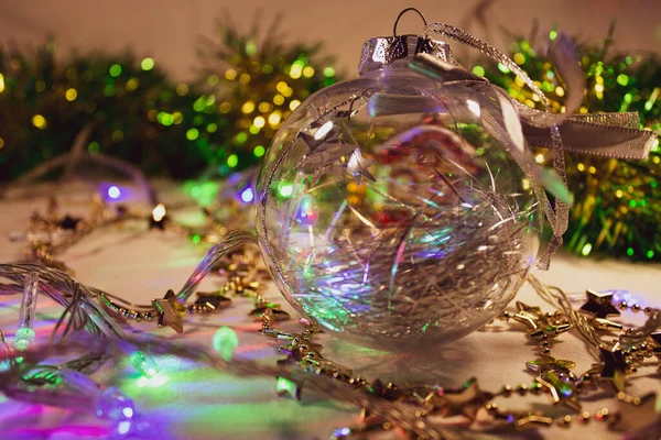 Nowy Rok Boże Narodzenie Szklana Kulka Przezroczysta Tle Girland Ozdób — Zdjęcie stockowe