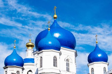 Gökyüzünde altın haçlarla kaplı bir Ortodoks manastırının mavi kubbeleri