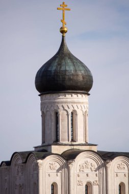 Kilisenin tepesi mavi gökyüzüne karşı