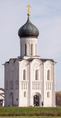 Nerl Vista 'daki şefaat kilisesi yan tarafta.