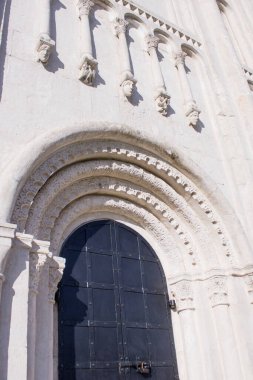 İneklerin şefaat kilisesi, dekoratif unsurlar, kilisenin yan girişinin kemeri.