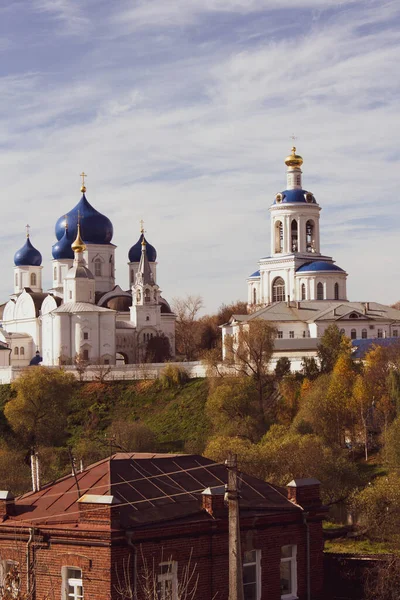Святий Боголюбський Монастир Осінню — стокове фото
