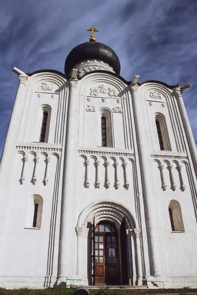 Fațada Bisericii Mijlocirii Nerl Împușcată Jos Sus Perspectivă — Fotografie, imagine de stoc