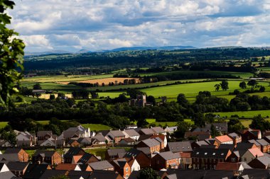 Penrith kasabasındaki yeni bir malikanenin görüntüsü. Uzaktaki Brougham Kalesi ile İngiliz Gölü Bölgesi 'ne açılan kapı.