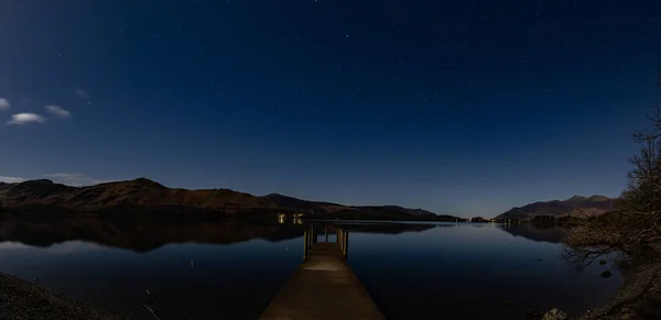 Ngiliz Göl Bölgesi Ndeki Derwentwater Mehtaplı Bir Gecede Panoramik Görüntüsü — Stok fotoğraf