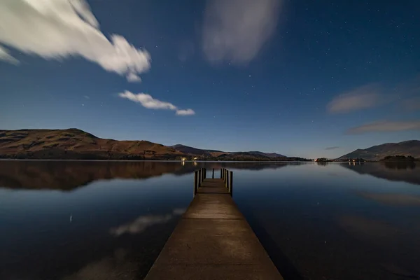 Ngiliz Göl Bölgesi Ndeki Derwentwater Işığında Ashness Skelesi Bakan Bir — Stok fotoğraf