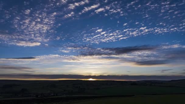 Güneşin Bir Bahar Akşamı Derbyshire Kırsalının Ufkundan Batışı — Stok video