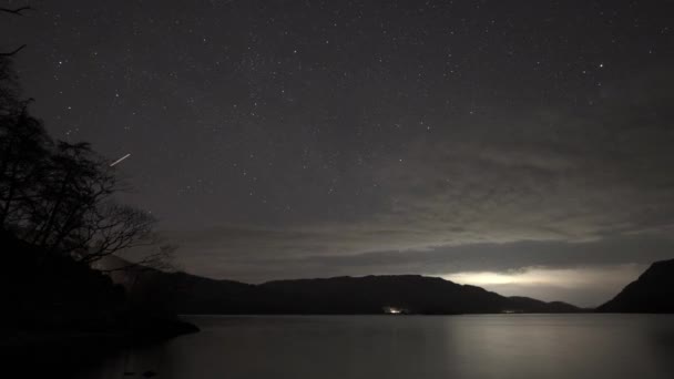 Zeitraffer Des Nachthimmels Über Ullswater Der Englischen Seenplatte Mit Hereinrollenden — Stockvideo