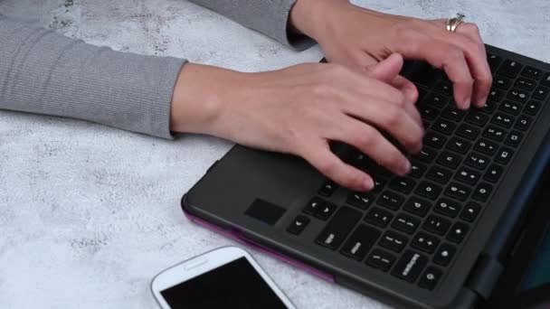 Close Van Handen Van Vrouw Werken Typen Laptop Toetsenbord Professional — Stockvideo