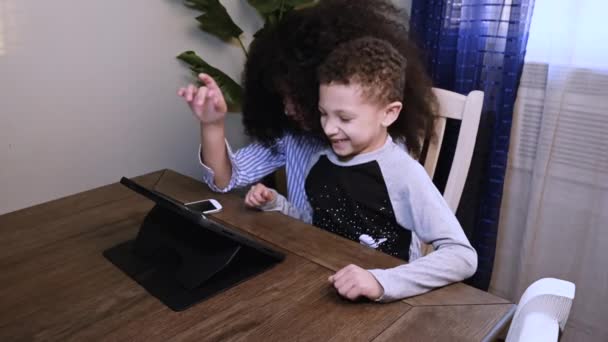 Broers Zussen Zitten Samen Spelen Met Een Tablet Het Interieur — Stockvideo