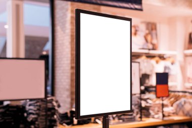 Moda dükkanındaki tabelayı düzenle. beyaz boş ekran. Seçici odak.