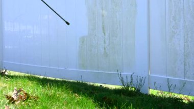 Kirli beyaz vinil kaplamaları ve yüksek basınçlı güç makinelerini kapatın. Profesyonel temizlik hizmetleri.