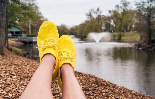 Imagem Recortada Pernas Mulher Relaxante Livre Uso Tênis Amarelo — Fotografia de Stock