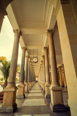 Karlovy Vary öğleden sonra, sonbaharda çekildi.