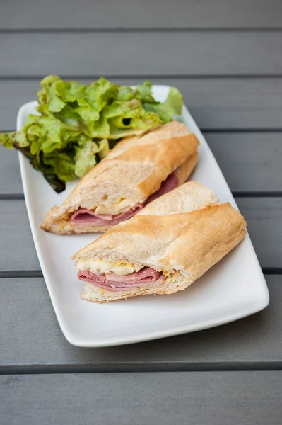 Sandwich de jamón y brie servido con ensalada Imagen De Stock