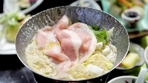 Gesneden varkensvlees shabushabu Japans eten — Stockvideo