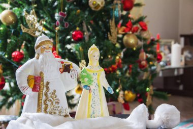Rus Yeni Yılı 'nın geleneksel sembolleri Noel Baba ve Kar Kızı' dır. Klasik Noel oyuncakları. Çocukluk atmosferi, yeni yıl mucizeleri