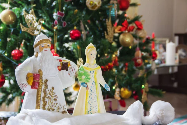 Los símbolos tradicionales del Año Nuevo Ruso son Santa Claus y Snow Maiden. Juguetes de Navidad vintage. La atmósfera de la infancia, los milagros de Año Nuevo Imagen de stock