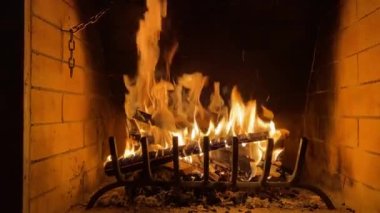 Sıcak, rahatlatıcı şömine. TV ekran koruyucusu. Meditasyon videosu. Şöminede ateş, şöminede odun yanığı, yakın. Kır evinde şömine.