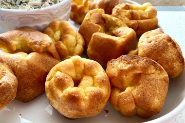 Popover Fresh popover kekleri beyaz tabakta servis edilir. Yorkshire pudingi.