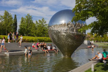 Krasnodar, Rusya - 16 Ağustos 2021: sanat eseri, heykel coğrafi konum veya yapay bir rezervuarın ortasında ters damla. Grubu geri dönüştür. Şehir Parkı Krasnodar