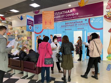 Krasnodar, Rusya - 3 Kasım 2021: Krasnodar, Rusya 'da bedava Coronavirus aşısı COVID-19. Alışveriş Merkezi SBS 'deki aşı merkezi, Sputnik-B aşısı.