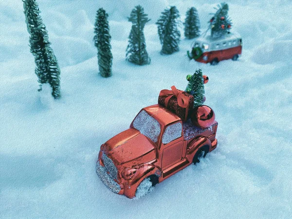 Decorações de Natal na forma de carros vermelhos estão carregando árvores de Natal contra o pano de fundo da neve. O conceito de Natal e férias de inverno. — Fotografia de Stock