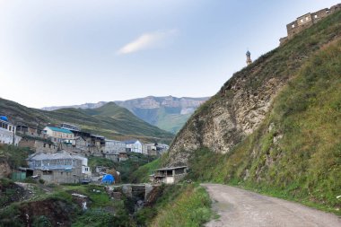 Kızıl dağlardan geçen toprak çakıl yolu. Dağlarda ücra bir köyde yol. Dağıstan 'daki yüksek dağ köyü. Vadinin karşısındaki yol.