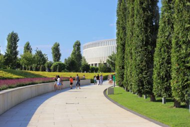 Krasnodar, Rusya - 16 Ağustos 2021: Krasnodar Şehir Parkı veya Galitsky Parkı. Dinlenme bölgesi. Kasaba halkı için dinlenme yeri. İnsanlar yaz gününde yürüyorlar. Peyzaj